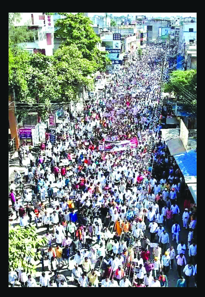 बीडमध्ये डझनभर हत्या झाल्या! संतोषही गेला! अनेक संसार उद्ध्वस्त! धनंजय मुंडेंचा राजीनामा घ्या